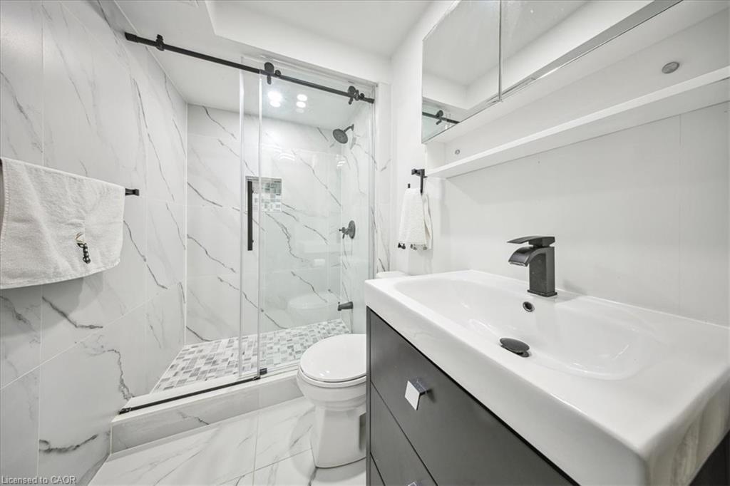 2-2920 Headon Forest Drive, Burlington, ON - Indoor Photo Showing Bathroom