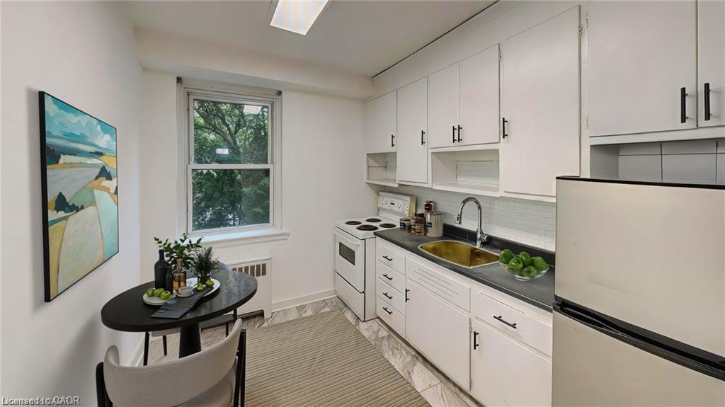 7-4 Robinson Street, Hamilton, ON - Indoor Photo Showing Kitchen
