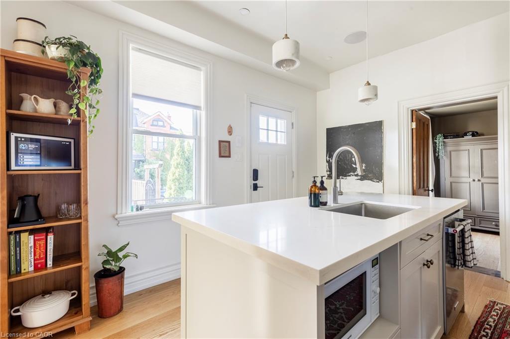 467 King William Street, Hamilton, ON - Indoor Photo Showing Kitchen With Upgraded Kitchen