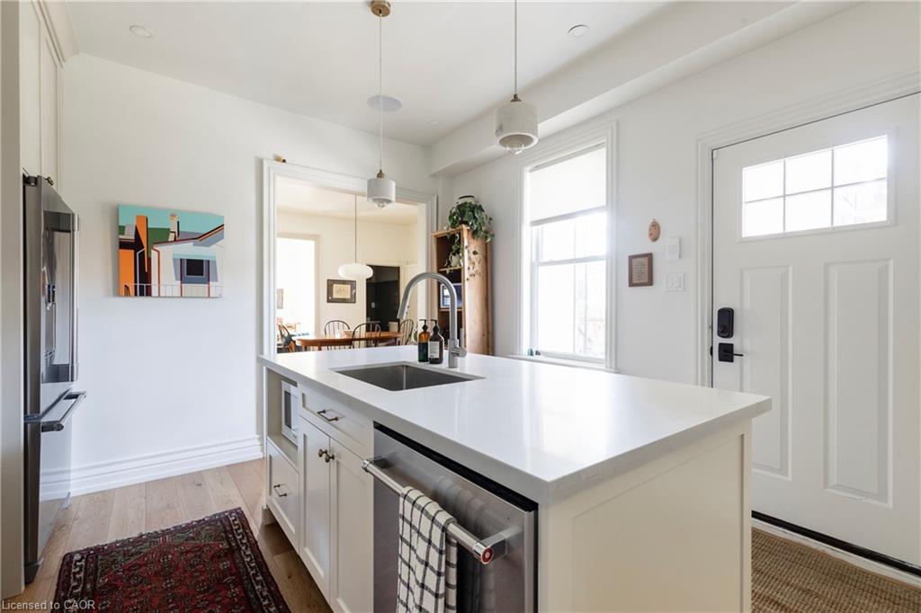 467 King William Street, Hamilton, ON - Indoor Photo Showing Kitchen With Upgraded Kitchen