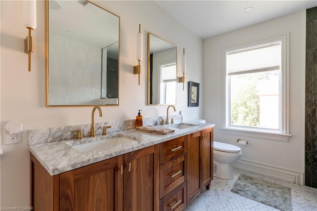 467 King William Street, Hamilton, ON - Indoor Photo Showing Bathroom