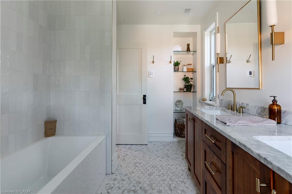 467 King William Street, Hamilton, ON - Indoor Photo Showing Bathroom