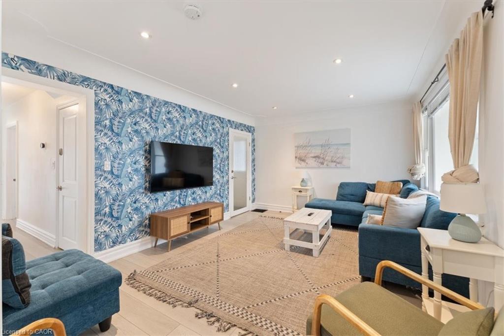 1019 Beach Boulevard, Hamilton, ON - Indoor Photo Showing Living Room