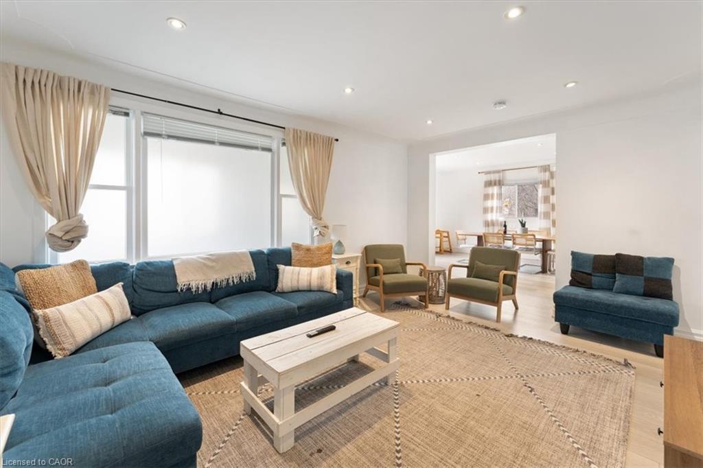 1019 Beach Boulevard, Hamilton, ON - Indoor Photo Showing Living Room