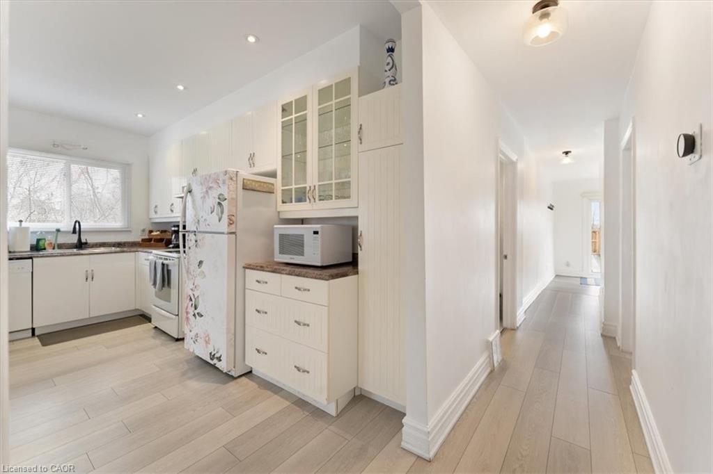 1019 Beach Boulevard, Hamilton, ON - Indoor Photo Showing Kitchen