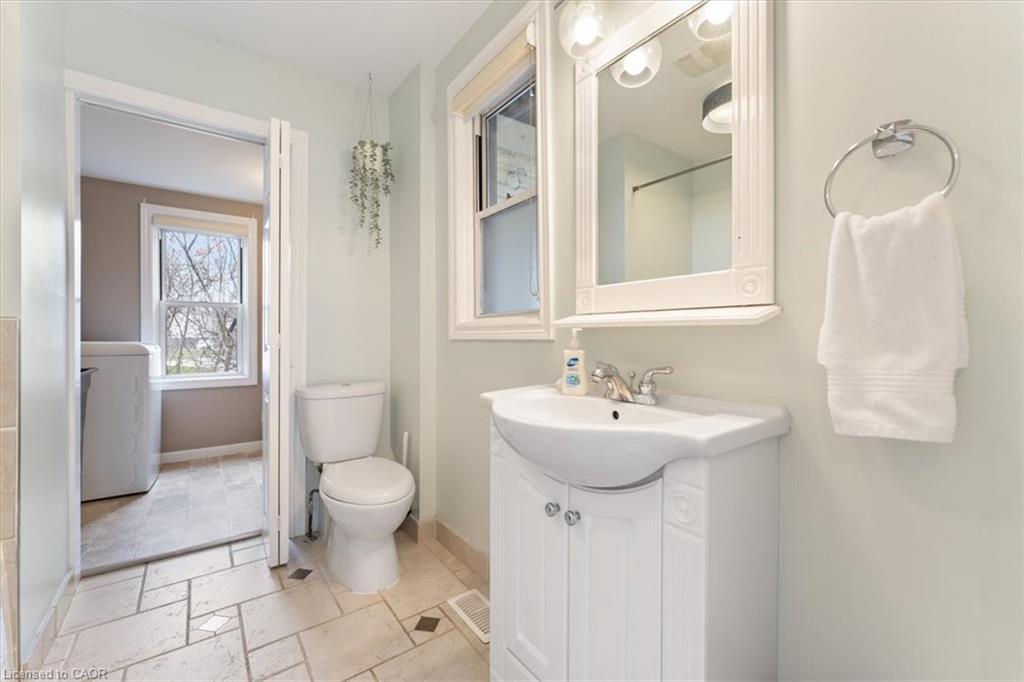 1019 Beach Boulevard, Hamilton, ON - Indoor Photo Showing Bathroom