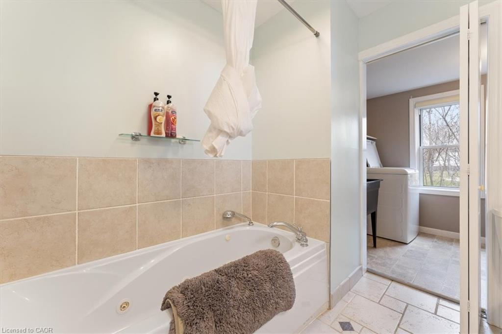 1019 Beach Boulevard, Hamilton, ON - Indoor Photo Showing Bathroom