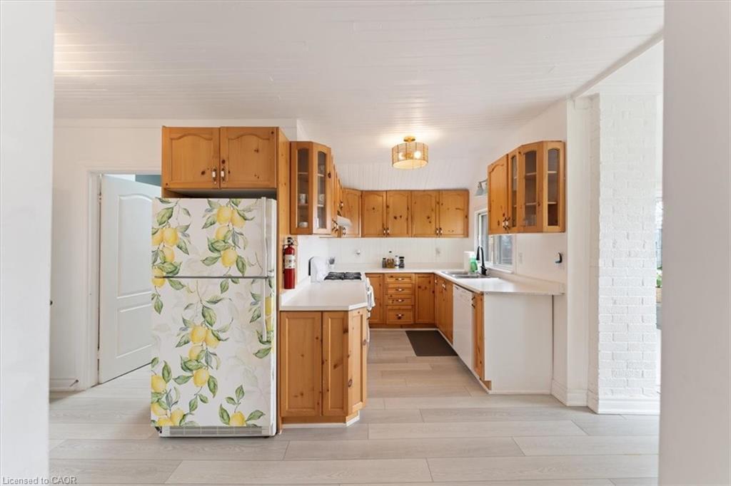 1019 Beach Boulevard, Hamilton, ON - Indoor Photo Showing Kitchen