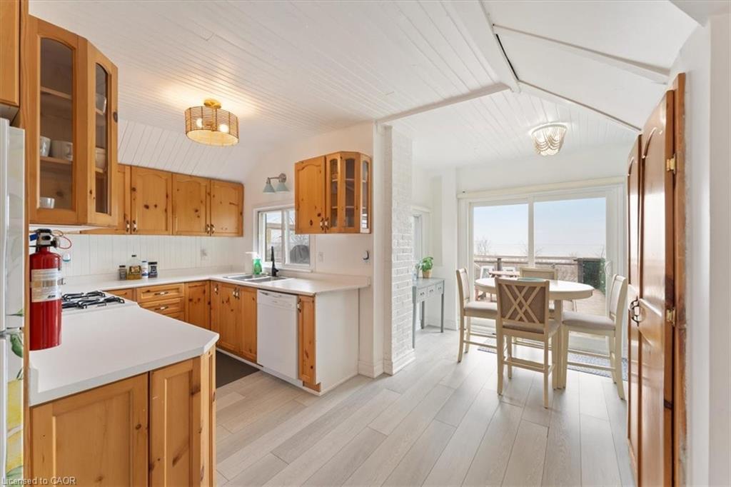 1019 Beach Boulevard, Hamilton, ON - Indoor Photo Showing Kitchen