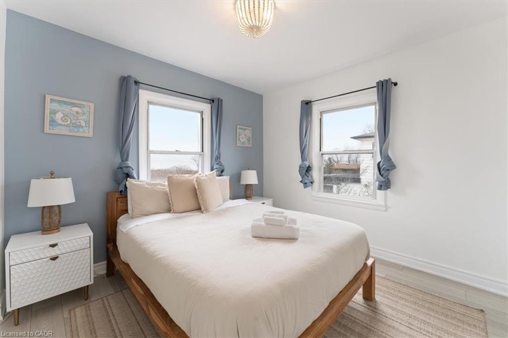 1019 Beach Boulevard, Hamilton, ON - Indoor Photo Showing Bedroom