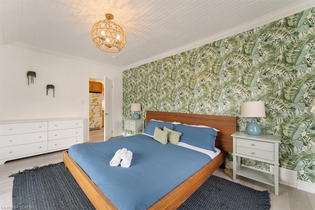1019 Beach Boulevard, Hamilton, ON - Indoor Photo Showing Bedroom