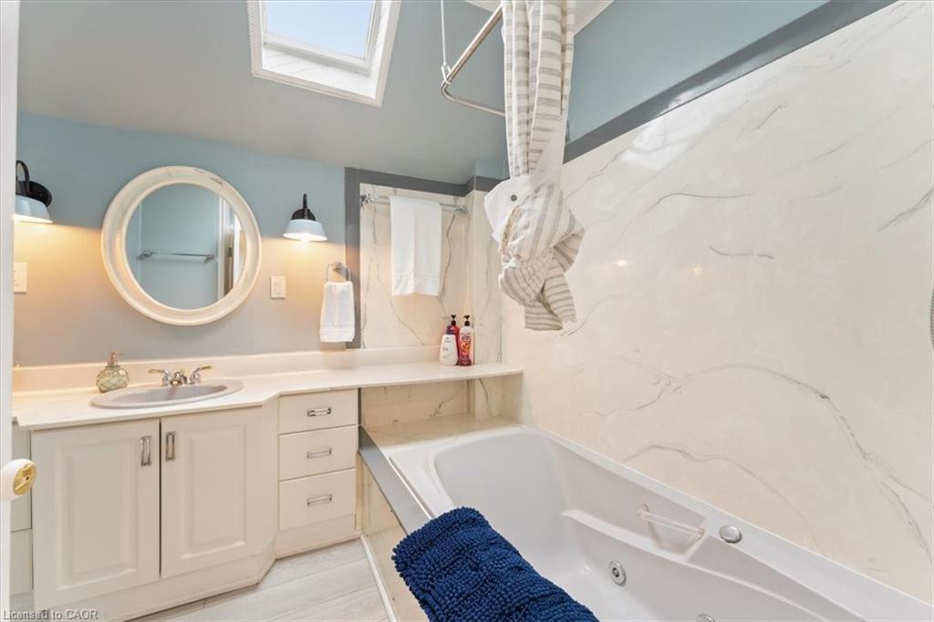 1019 Beach Boulevard, Hamilton, ON - Indoor Photo Showing Bathroom