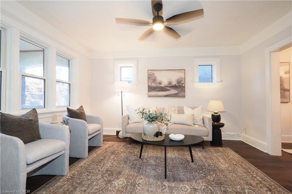 409 Wellington Street N, Kitchener, ON - Indoor Photo Showing Living Room