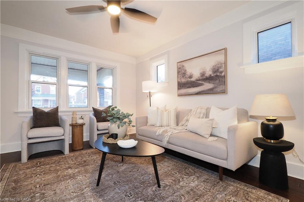 409 Wellington Street N, Kitchener, ON - Indoor Photo Showing Living Room
