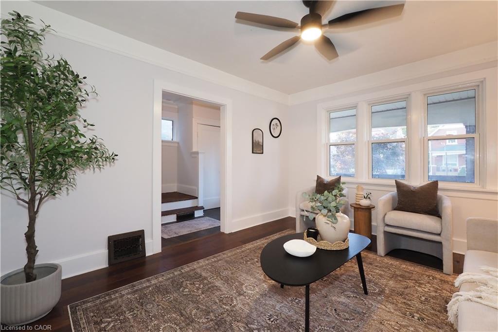 409 Wellington Street N, Kitchener, ON - Indoor Photo Showing Living Room