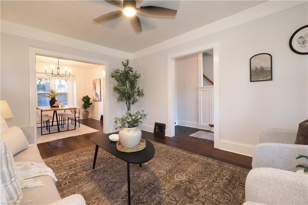 409 Wellington Street N, Kitchener, ON - Indoor Photo Showing Living Room
