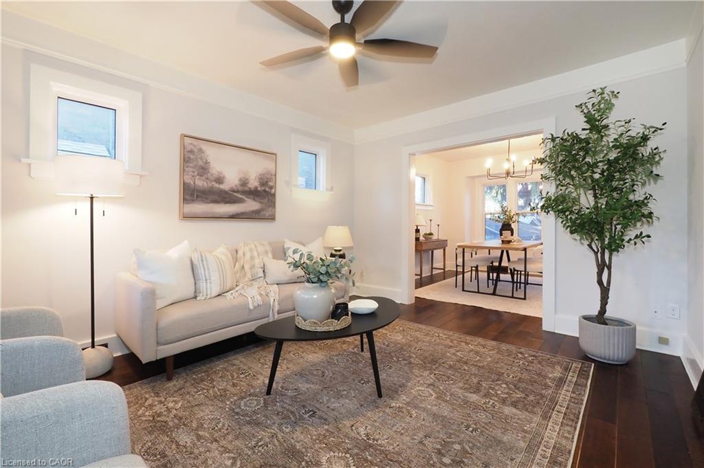 409 Wellington Street N, Kitchener, ON - Indoor Photo Showing Living Room