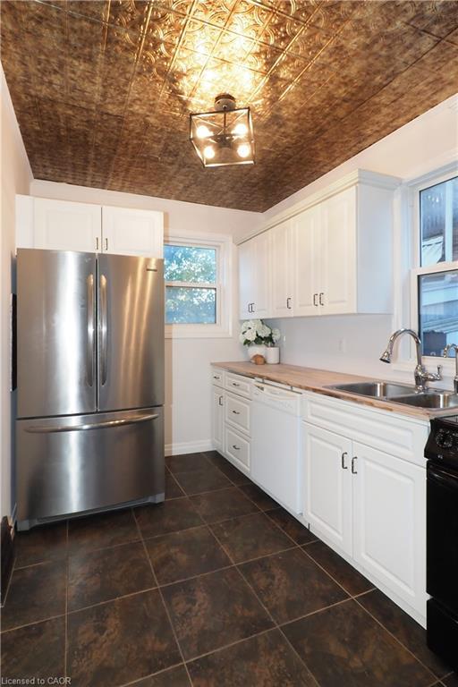 409 Wellington Street N, Kitchener, ON - Indoor Photo Showing Kitchen With Double Sink