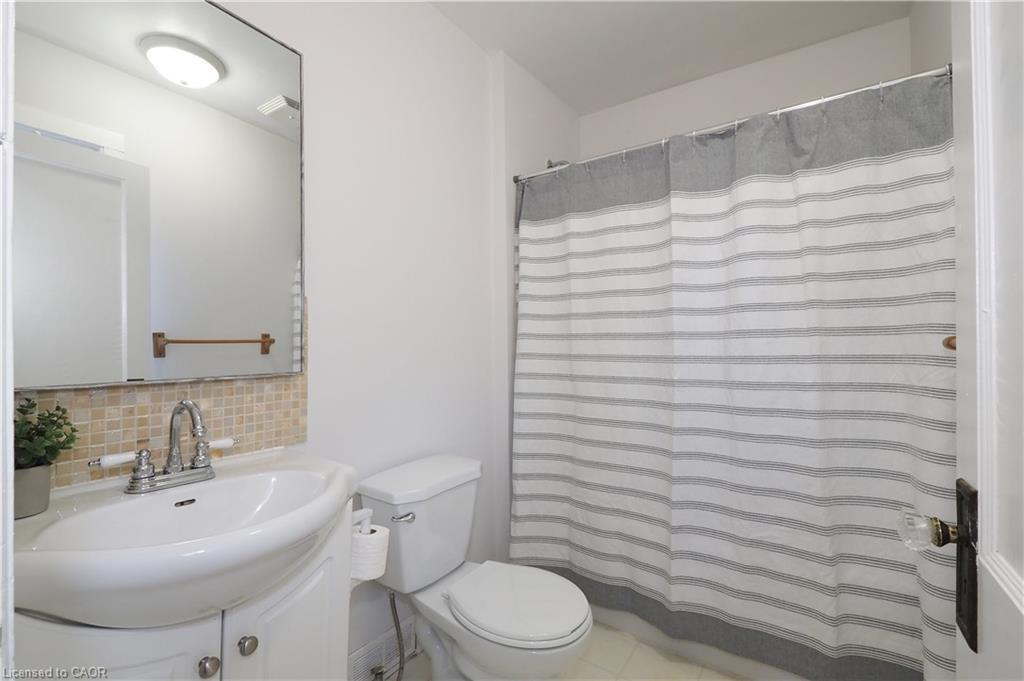 409 Wellington Street N, Kitchener, ON - Indoor Photo Showing Bathroom