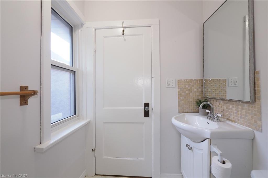 409 Wellington Street N, Kitchener, ON - Indoor Photo Showing Bathroom