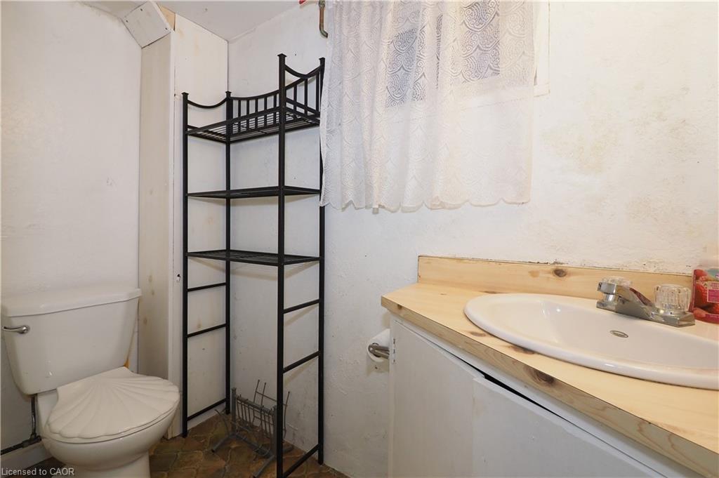 409 Wellington Street N, Kitchener, ON - Indoor Photo Showing Bathroom