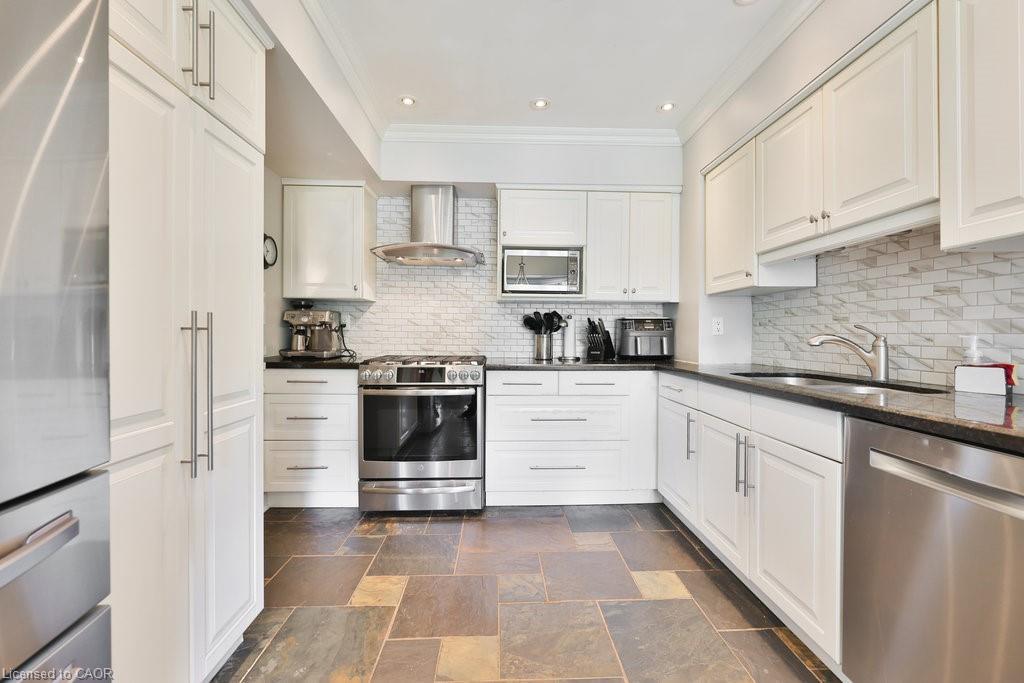68 Tradewind Drive, Oakville, ON - Indoor Photo Showing Kitchen With Stainless Steel Kitchen With Upgraded Kitchen