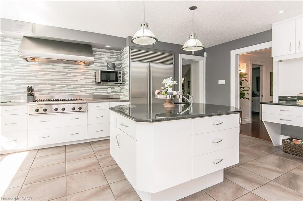 358 Green Acres Drive, Waterloo, ON - Indoor Photo Showing Kitchen With Upgraded Kitchen