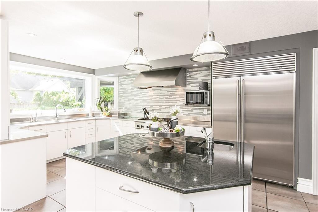 358 Green Acres Drive, Waterloo, ON - Indoor Photo Showing Kitchen With Upgraded Kitchen