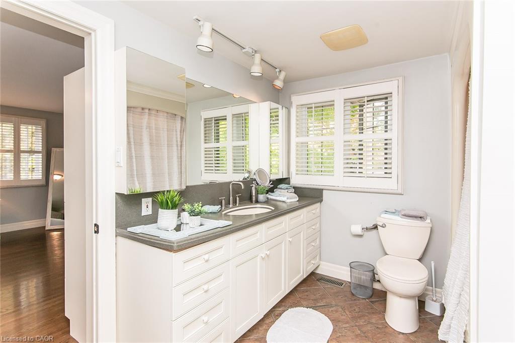 358 Green Acres Drive, Waterloo, ON - Indoor Photo Showing Bathroom