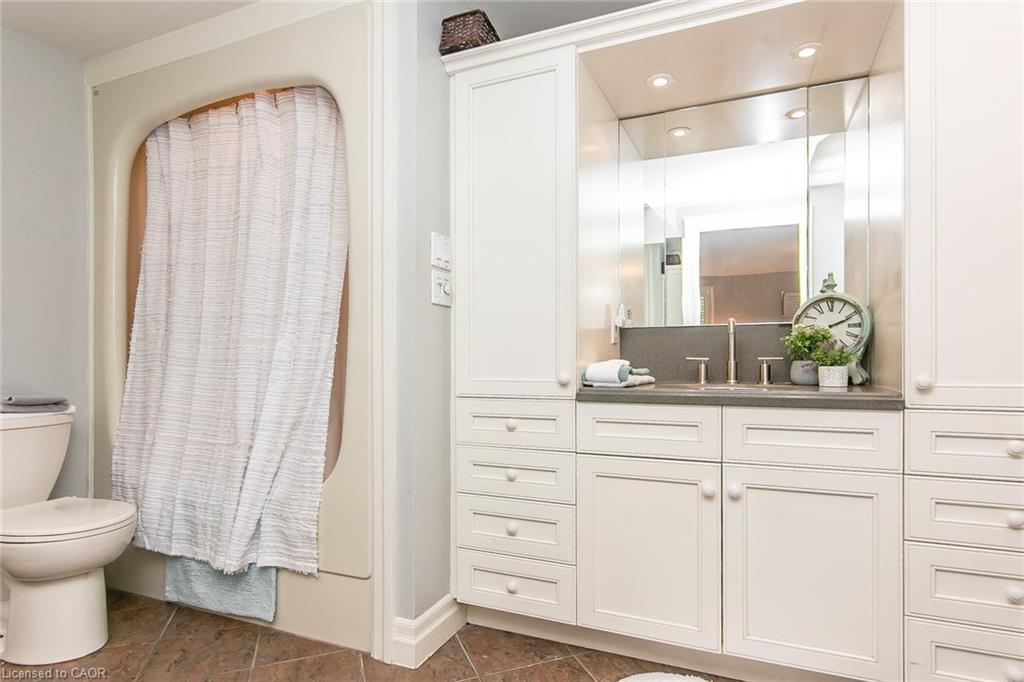 358 Green Acres Drive, Waterloo, ON - Indoor Photo Showing Bathroom
