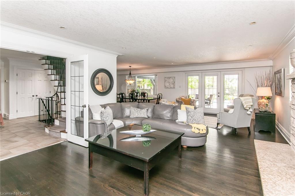 358 Green Acres Drive, Waterloo, ON - Indoor Photo Showing Living Room