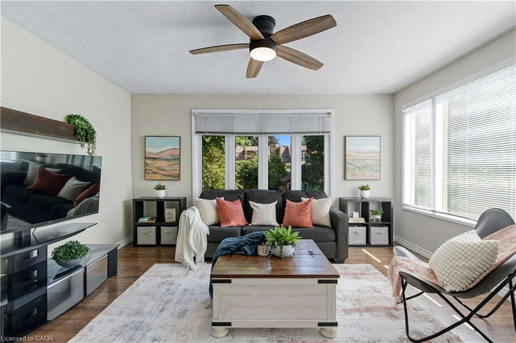 197 Balmoral Avenue S, Hamilton, ON - Indoor Photo Showing Living Room