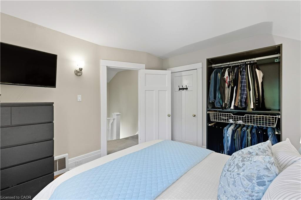 197 Balmoral Avenue S, Hamilton, ON - Indoor Photo Showing Bedroom