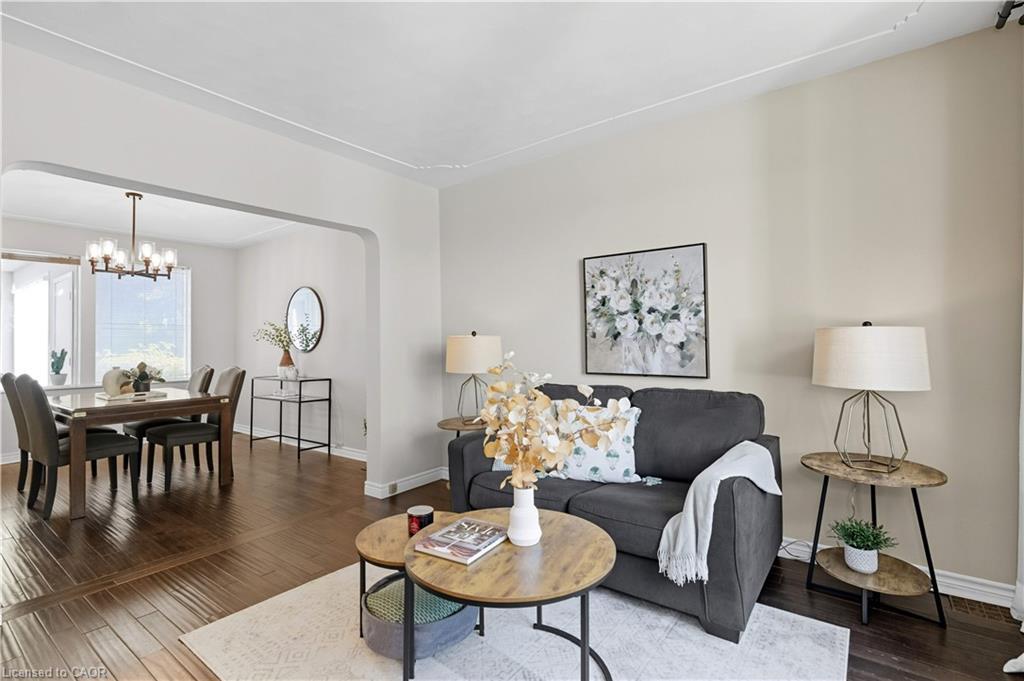 197 Balmoral Avenue S, Hamilton, ON - Indoor Photo Showing Living Room