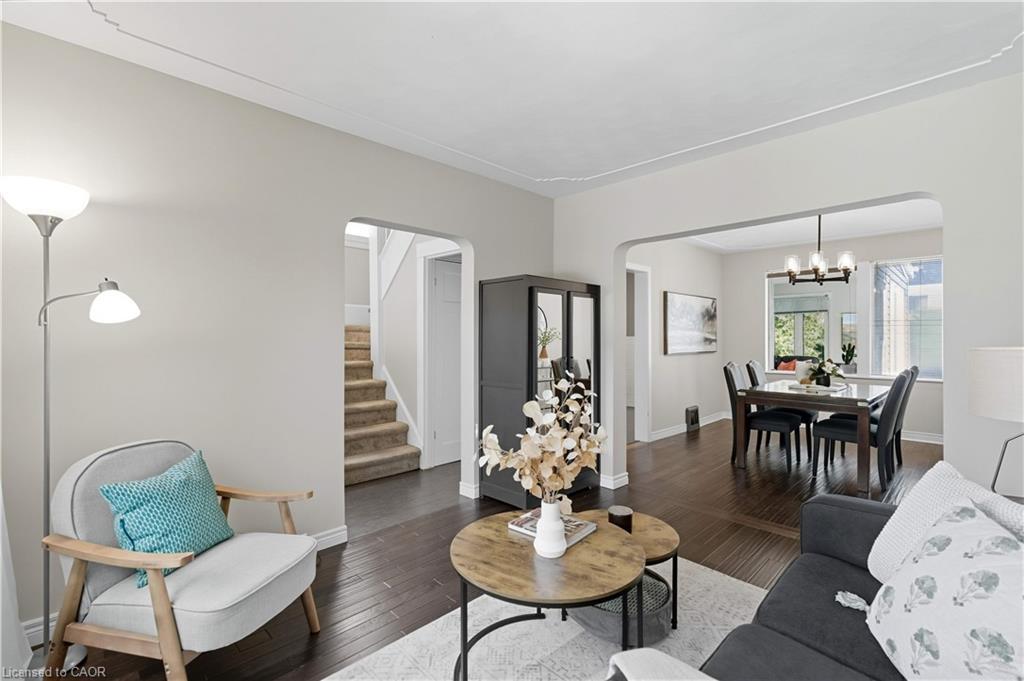 197 Balmoral Avenue S, Hamilton, ON - Indoor Photo Showing Living Room