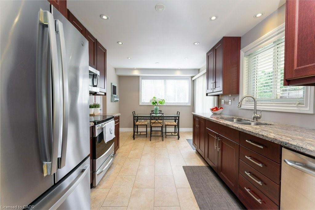 68 Windermere Court, Brampton, ON - Indoor Photo Showing Kitchen With Stainless Steel Kitchen With Double Sink With Upgraded Kitchen