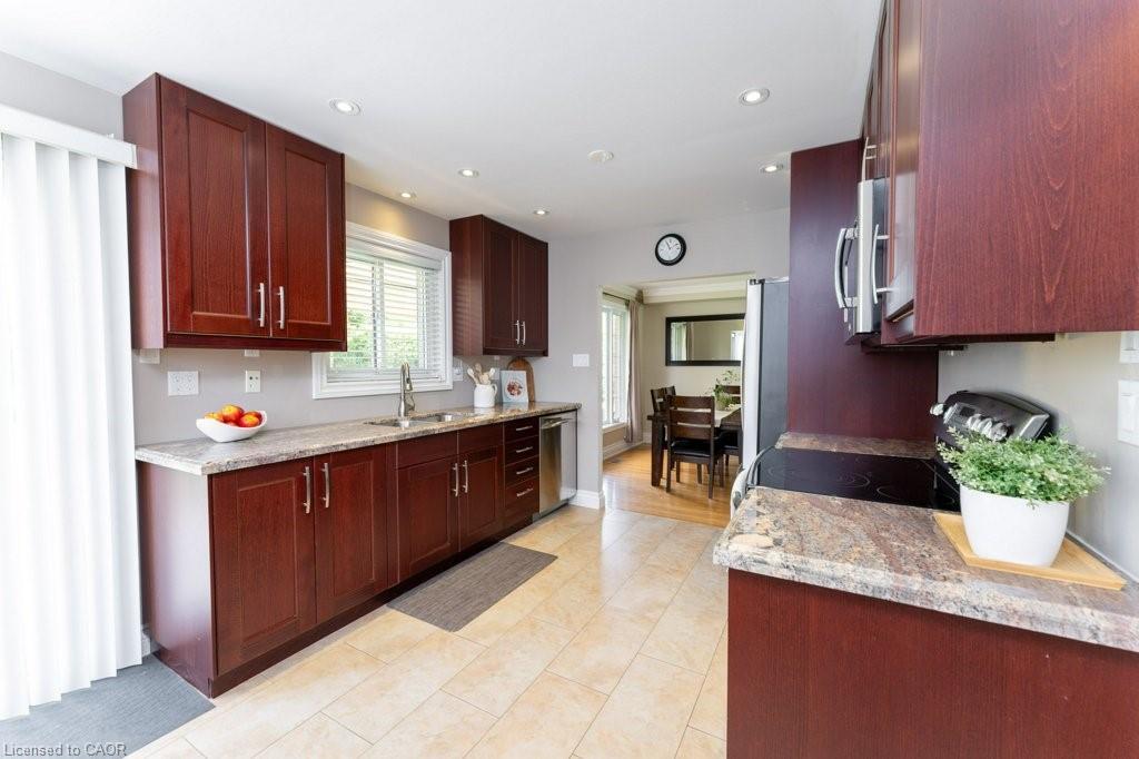 68 Windermere Court, Brampton, ON - Indoor Photo Showing Kitchen