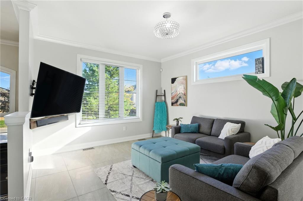 139 Gaiser Road, Welland, ON - Indoor Photo Showing Living Room