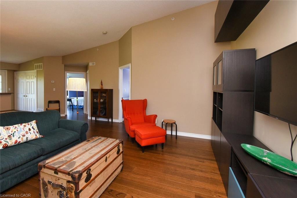 411-2065 Appleby Line, Burlington, ON - Indoor Photo Showing Living Room