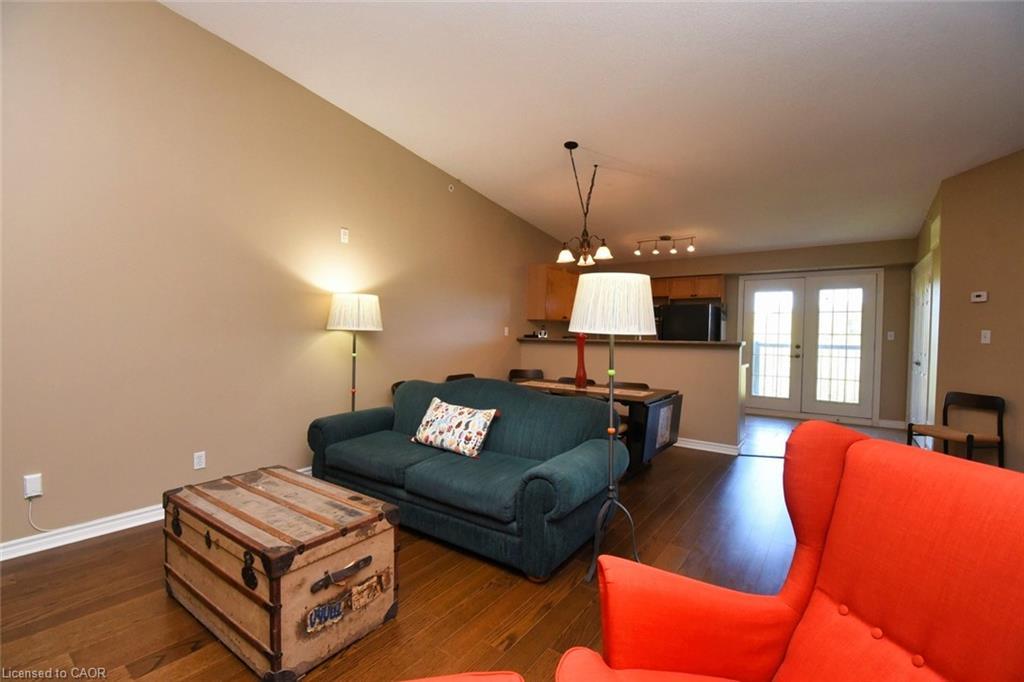411-2065 Appleby Line, Burlington, ON - Indoor Photo Showing Living Room