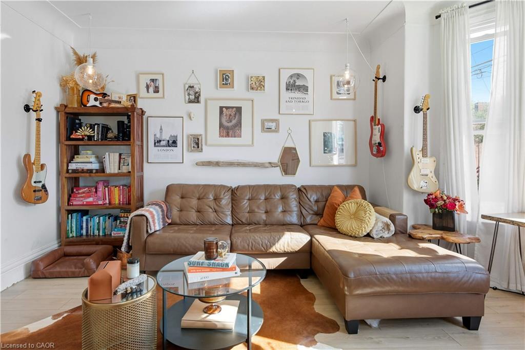 249 Bay Street N, Hamilton, ON - Indoor Photo Showing Living Room