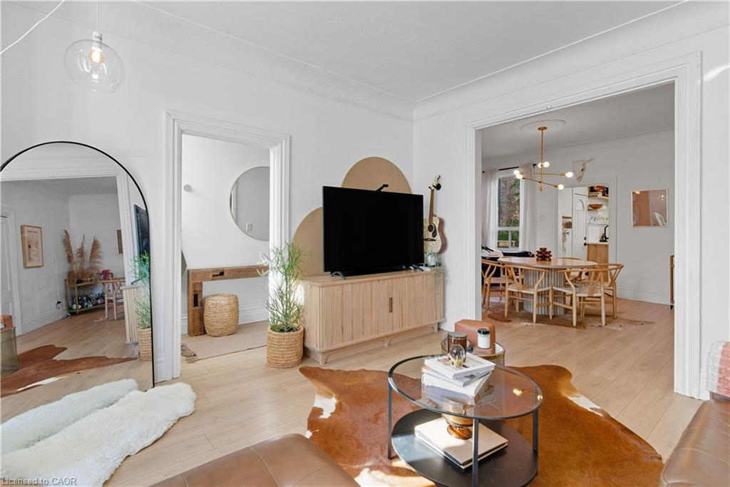 249 Bay Street N, Hamilton, ON - Indoor Photo Showing Living Room