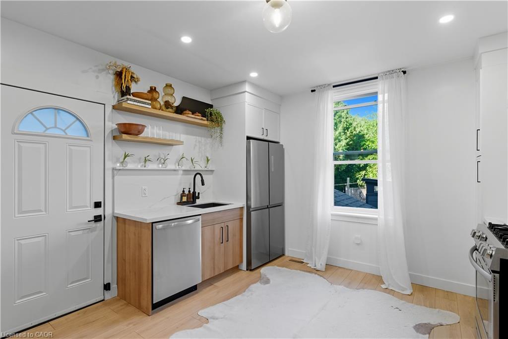 249 Bay Street N, Hamilton, ON - Indoor Photo Showing Kitchen