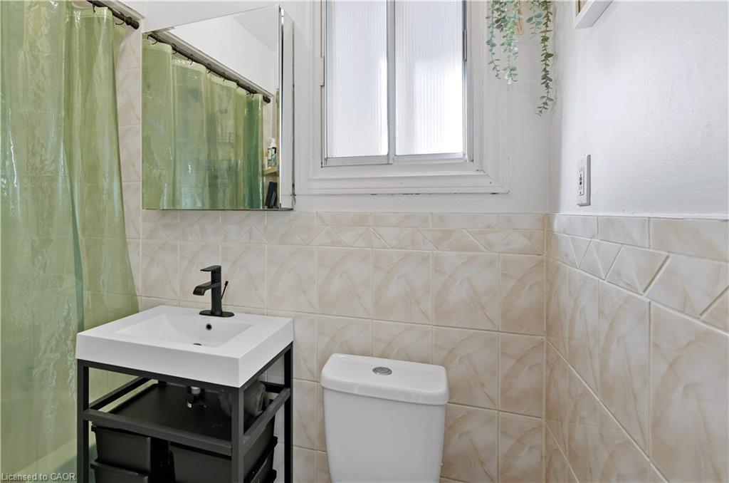 249 Bay Street N, Hamilton, ON - Indoor Photo Showing Bathroom