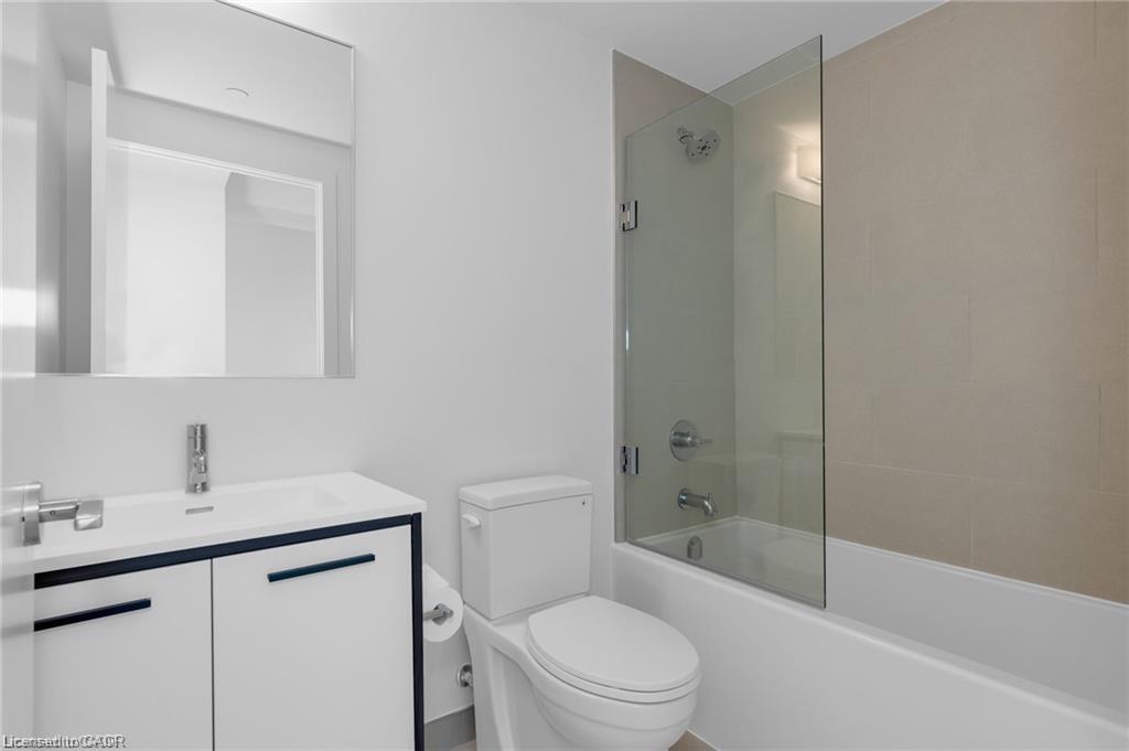 1408-385 Winston Road, Grimsby, ON - Indoor Photo Showing Bathroom