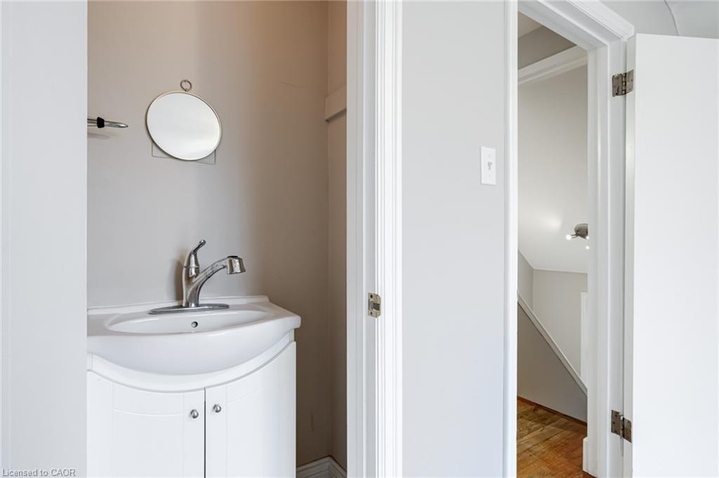 15 Empress Avenue, Hamilton, ON - Indoor Photo Showing Bathroom