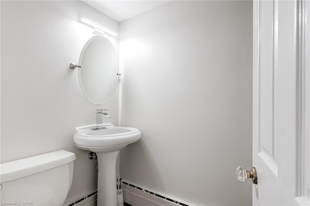 15 Empress Avenue, Hamilton, ON - Indoor Photo Showing Bathroom