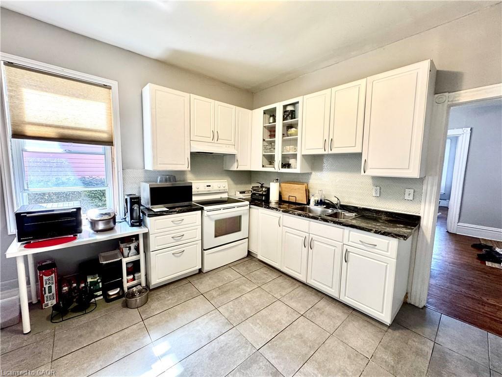 1-108 Birch Avenue, Hamilton, ON - Indoor Photo Showing Kitchen With Double Sink