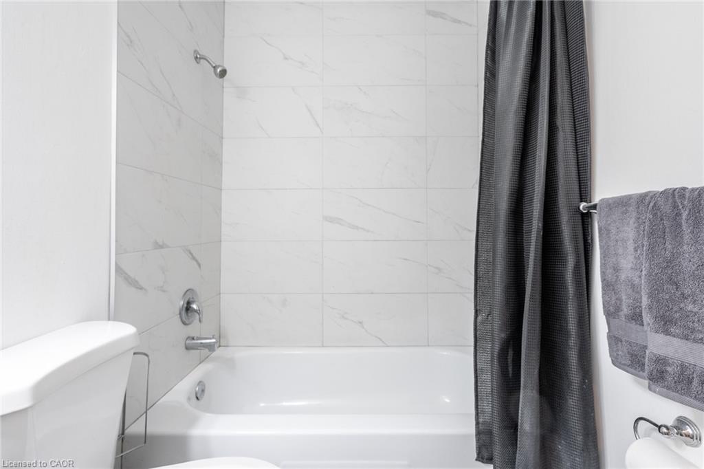 8-596 Grey Street, Brantford, ON - Indoor Photo Showing Bathroom