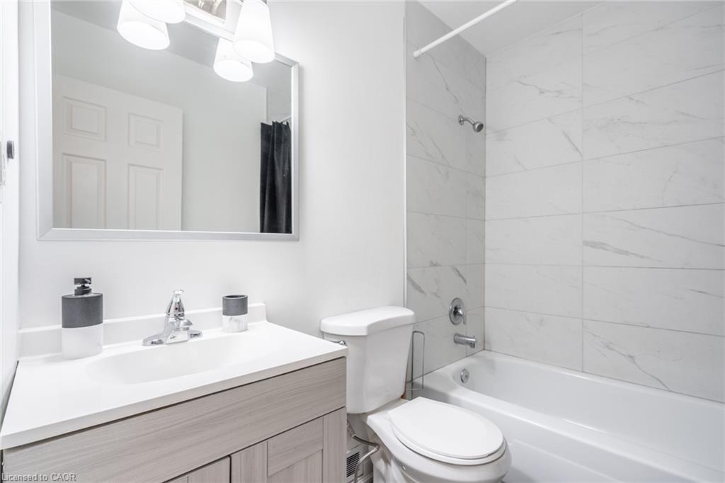 8-596 Grey Street, Brantford, ON - Indoor Photo Showing Bathroom